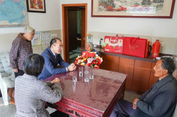 心系桑榆暖重陽丨西渚鎮(zhèn)開展重陽節(jié)走訪慰問活動